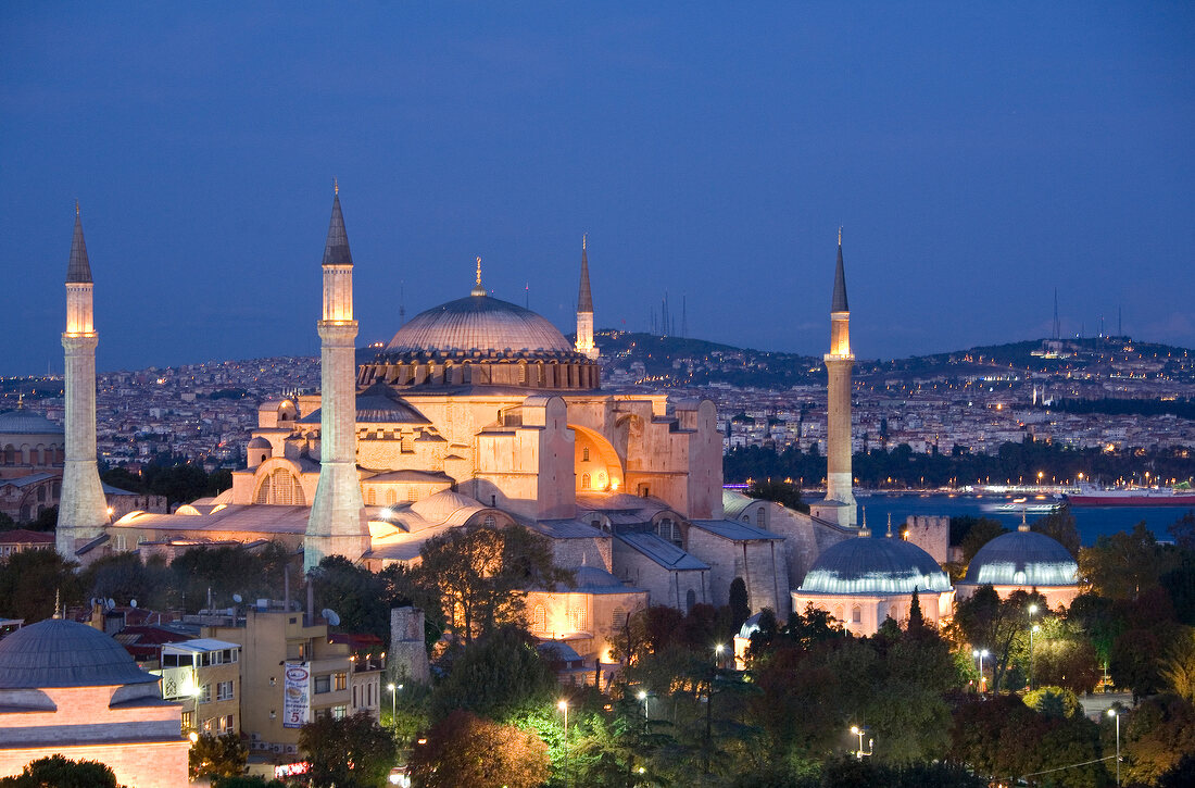 Illuminated Sultan Ahmed Mosque at night, Istanbul, Turkey