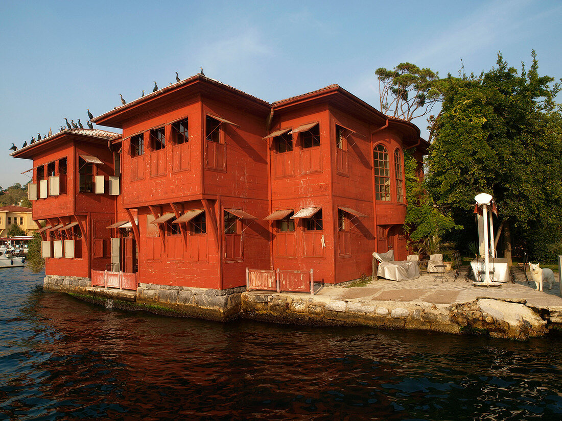 Istanbul: Holz-Sommervilla rot, Bos- porus, Ufer, blauer Himmel