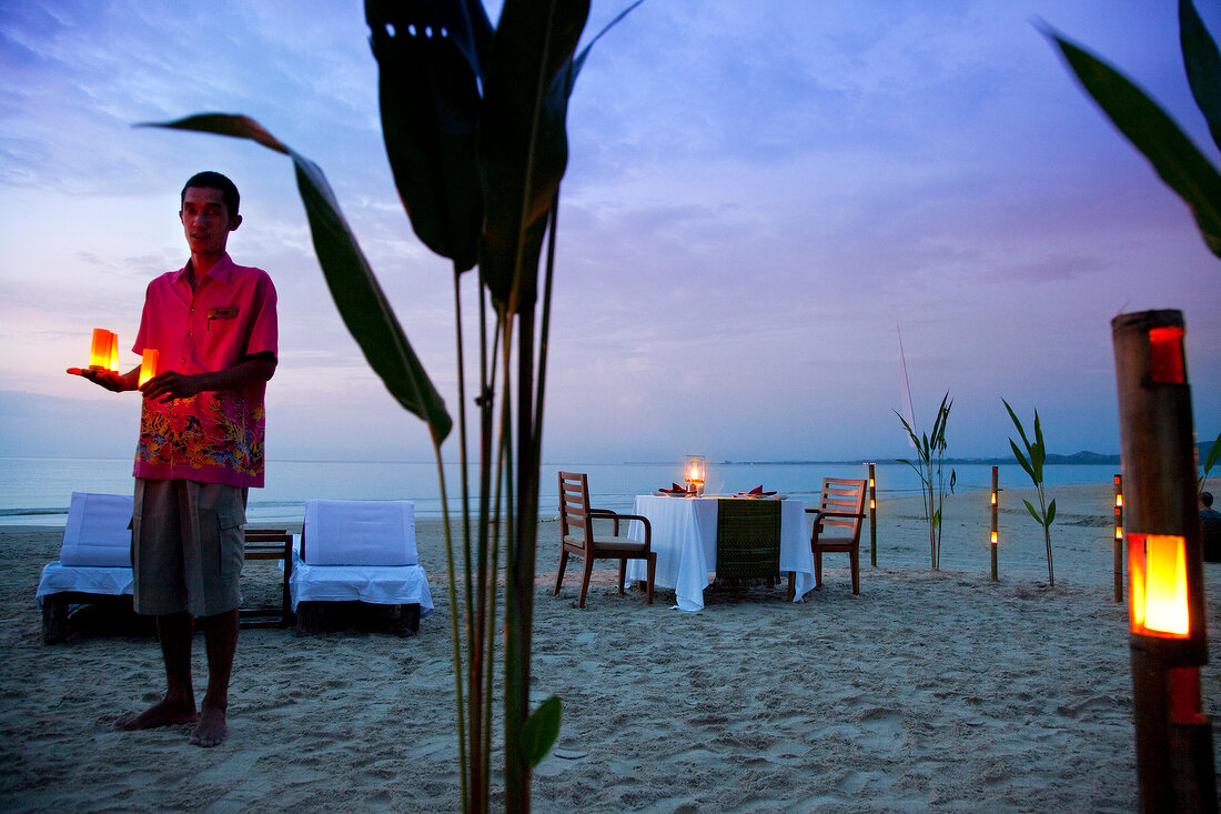Thailand: Phuket, Luxushotel Banyan Tree, Strand, Dämmerung, Tisch