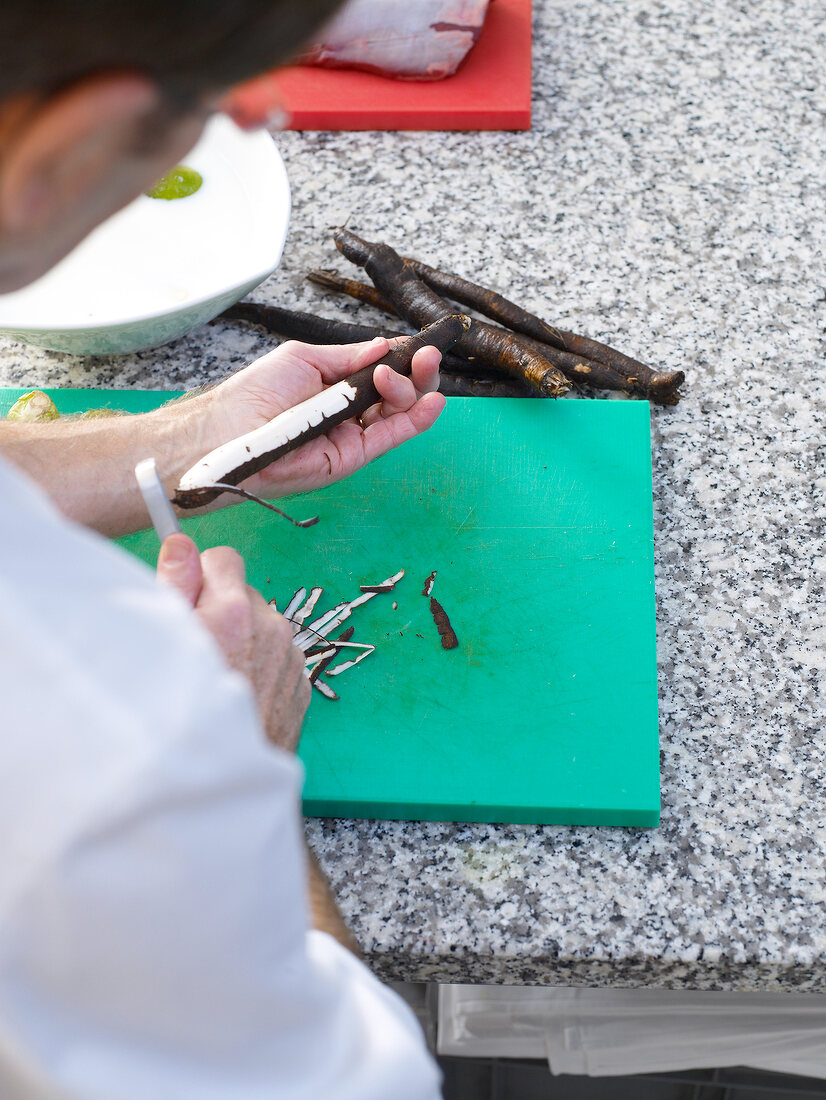 Peeling salsify