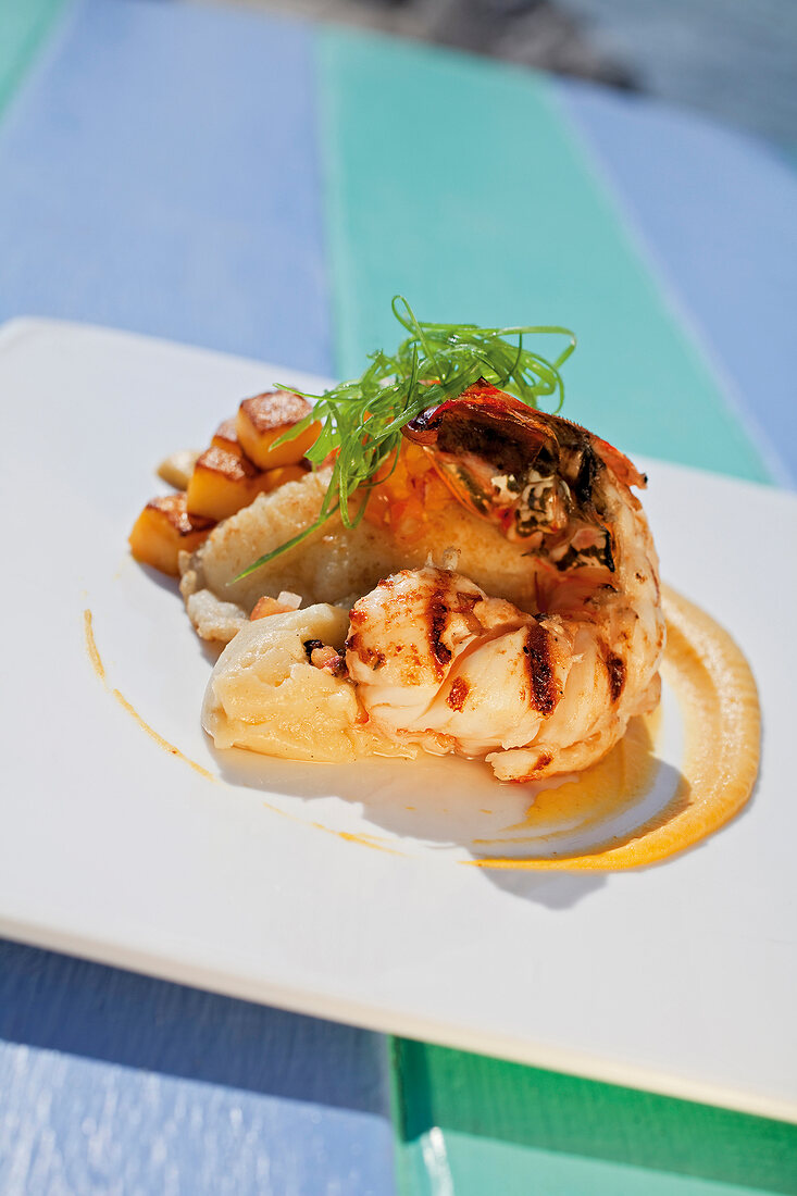 Close-up, Florida-Lobster mit Kar- toffel und Beurre blanc