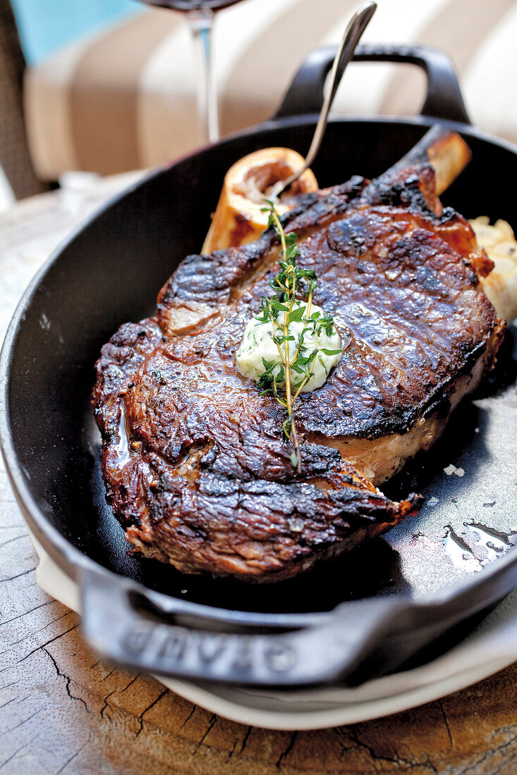 Close-up, Steak mit Kräutern, Pfanne 