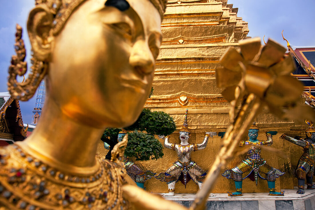 Thailand: Bangkok, Königspalast, Spitztürme vergoldet, Stützfiguren