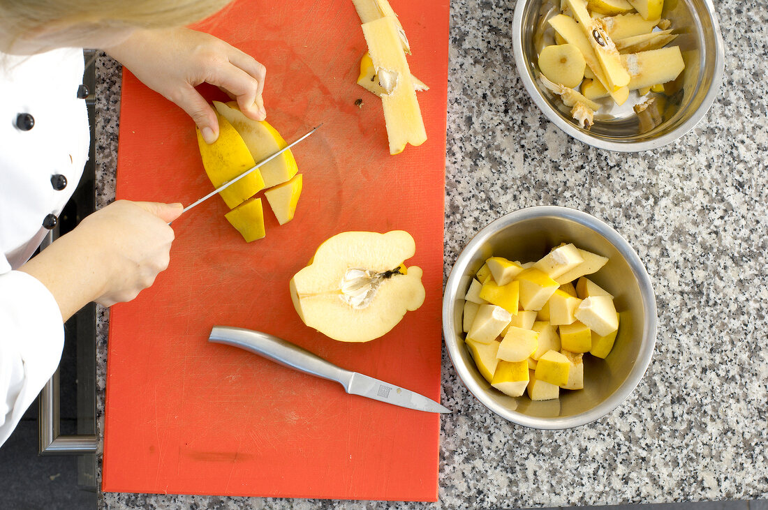 Cutting quince slices in pieces