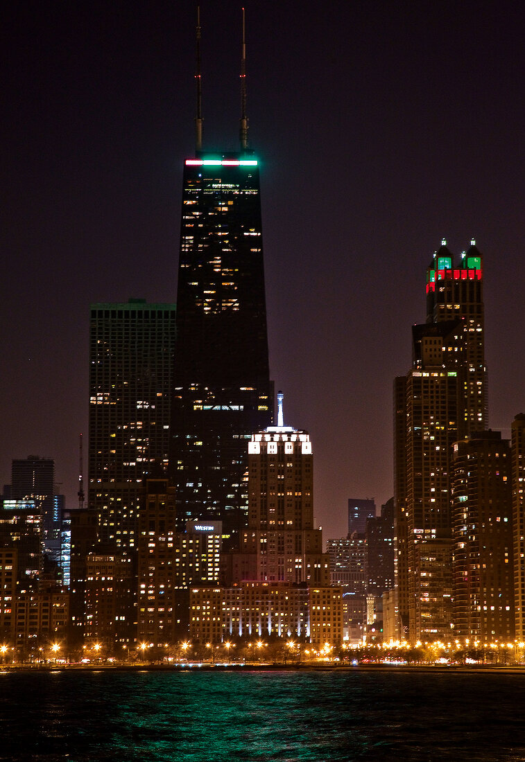 USA, Chicago, Hochhäuser bei Nacht, beleuchtet