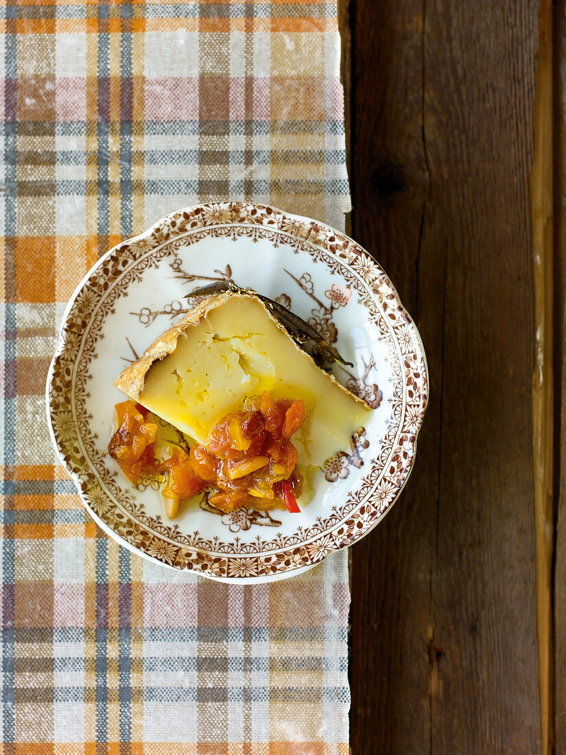 Kumquat-Chutney mit Pinienkernen zu Pecorino Käse