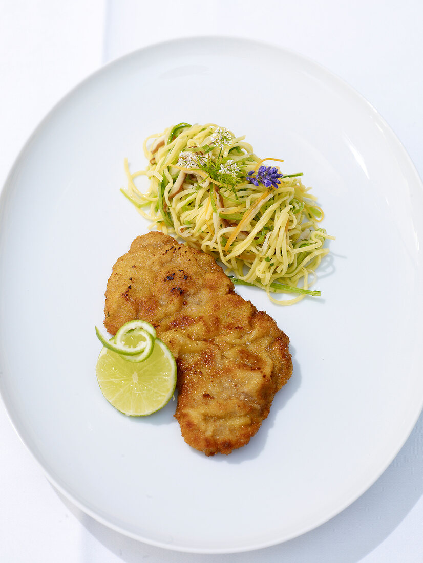 Wiener Schnitzel mit Spaghetti, angerichtet