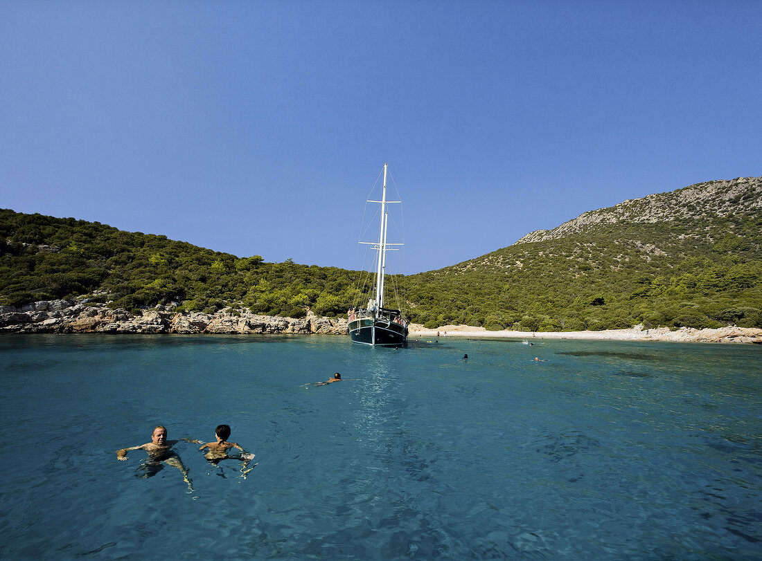 Türkei, Bodrum, Meer, Segelboot, Menschen baden