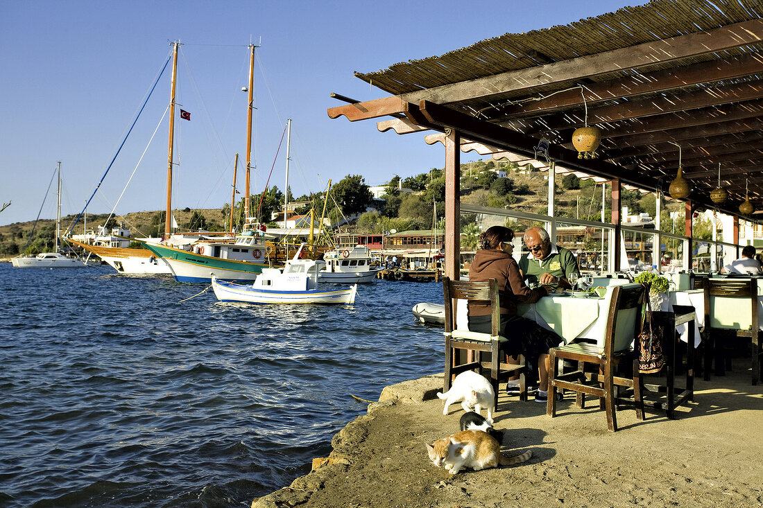 Türkei, Bodrum, Dorf Gümüslük, Hafen Fischrestaurant, Gäste am Tisch