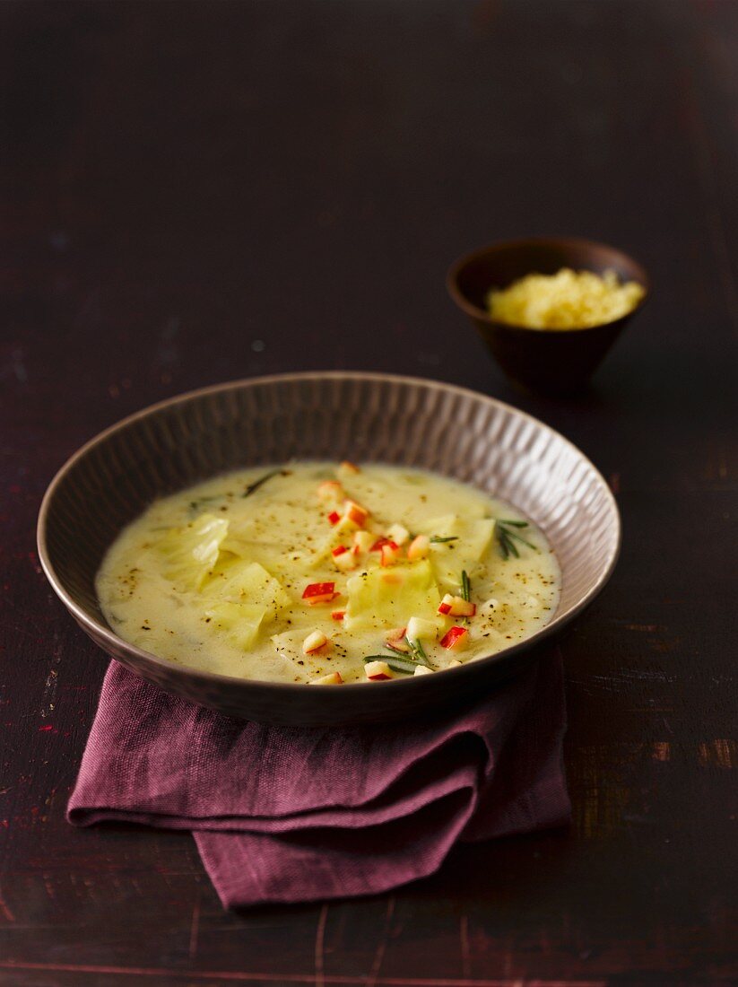 Weisskohlsuppe mit Bulgur, Apfel & Rosmarin