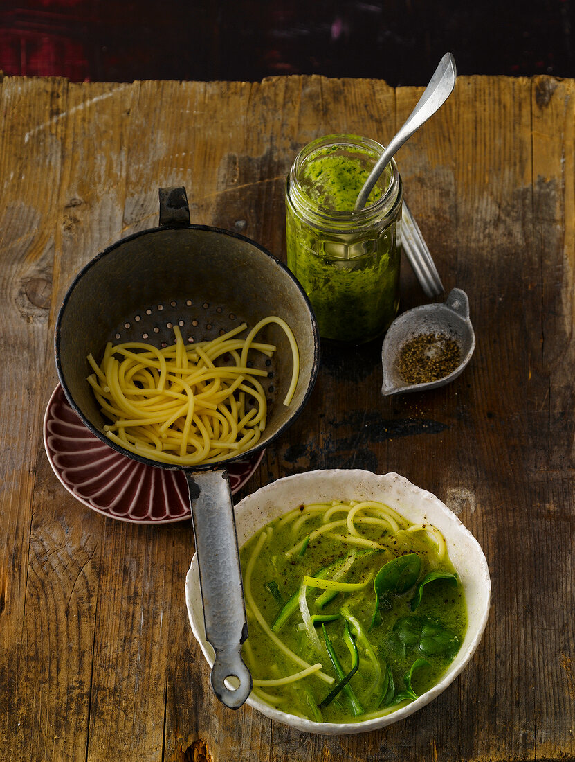 Nudelsuppe mit Pesto 