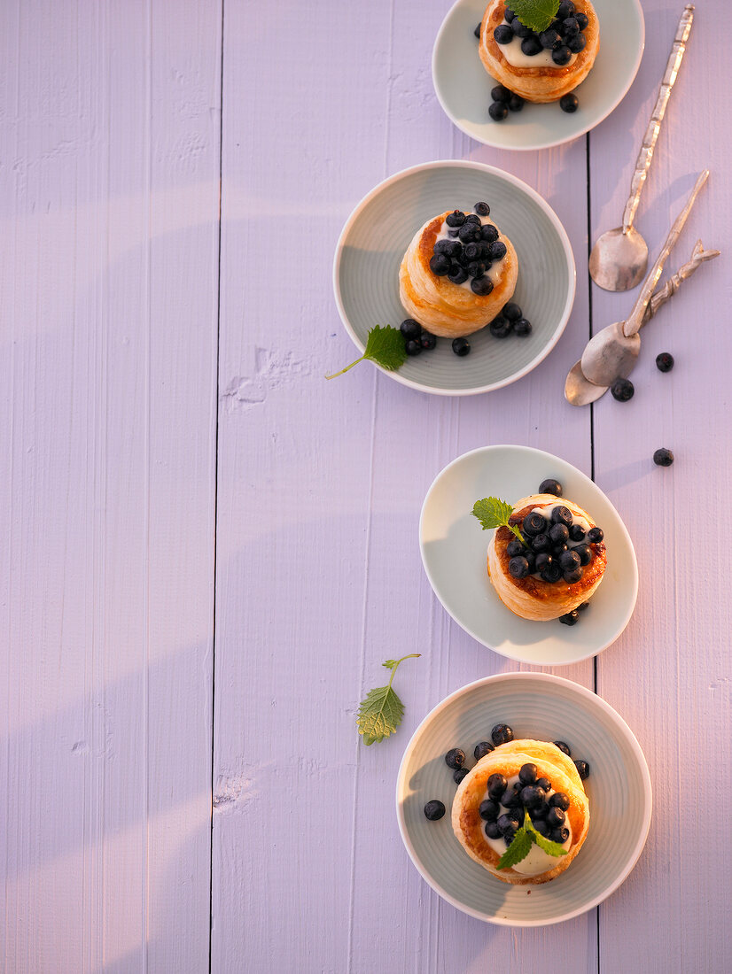 Puit d'amour with blueberries in serving dish