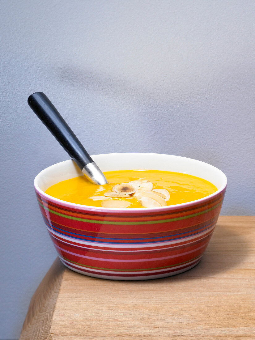 Fasten, Orangen-Kürbis-Suppe in einer bunten Schüssel