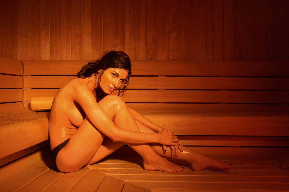 Frauen nackt sauna Nackt in