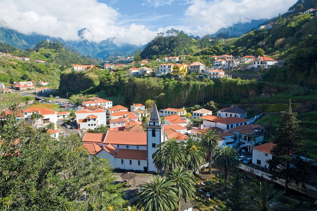 Madeira: Dorfkirche, Häuser, Berge grün.