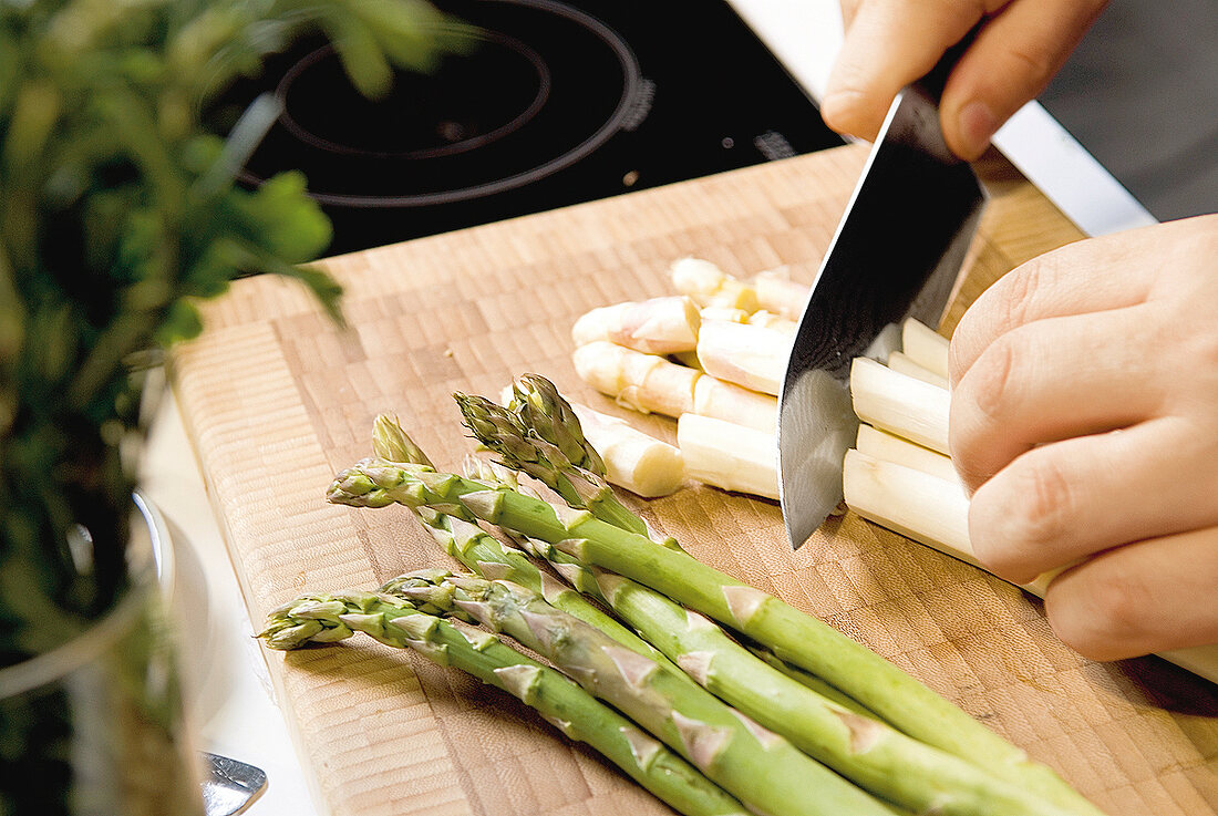 weißer und grüner Spargel 