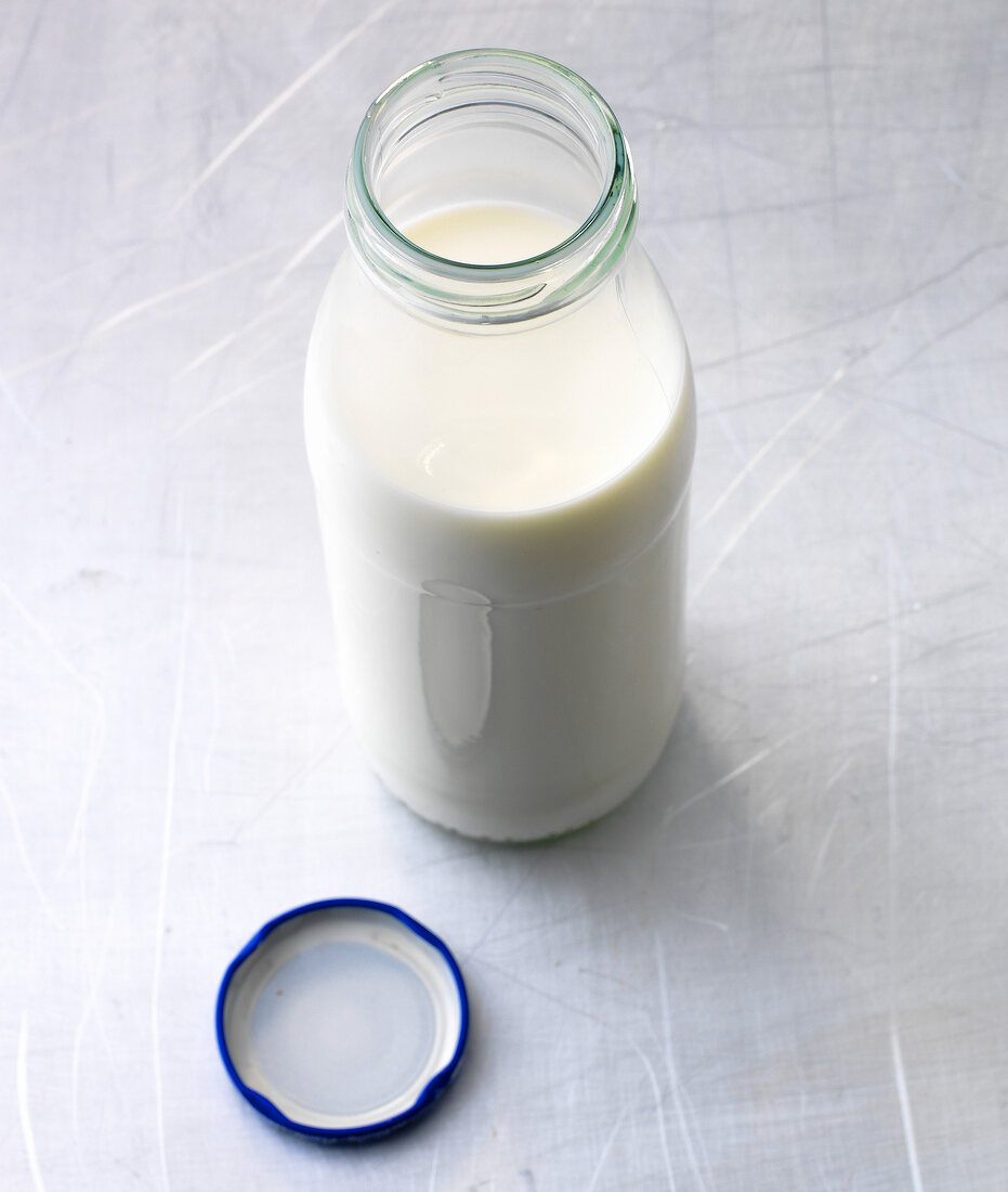 Pfannkuchen, Eine Glasflasche mit Milch