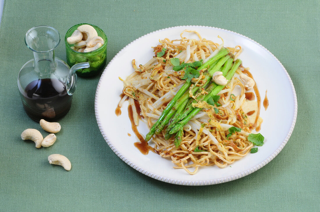 Salate, Mie-Nudelsalat mit Spargel