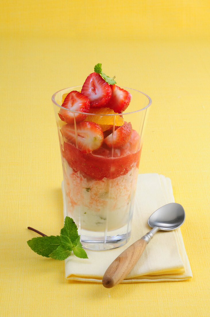 Salate, Erdbeer-Orangen-Margar ita-Salat mit Zitronen-Minze-Eis