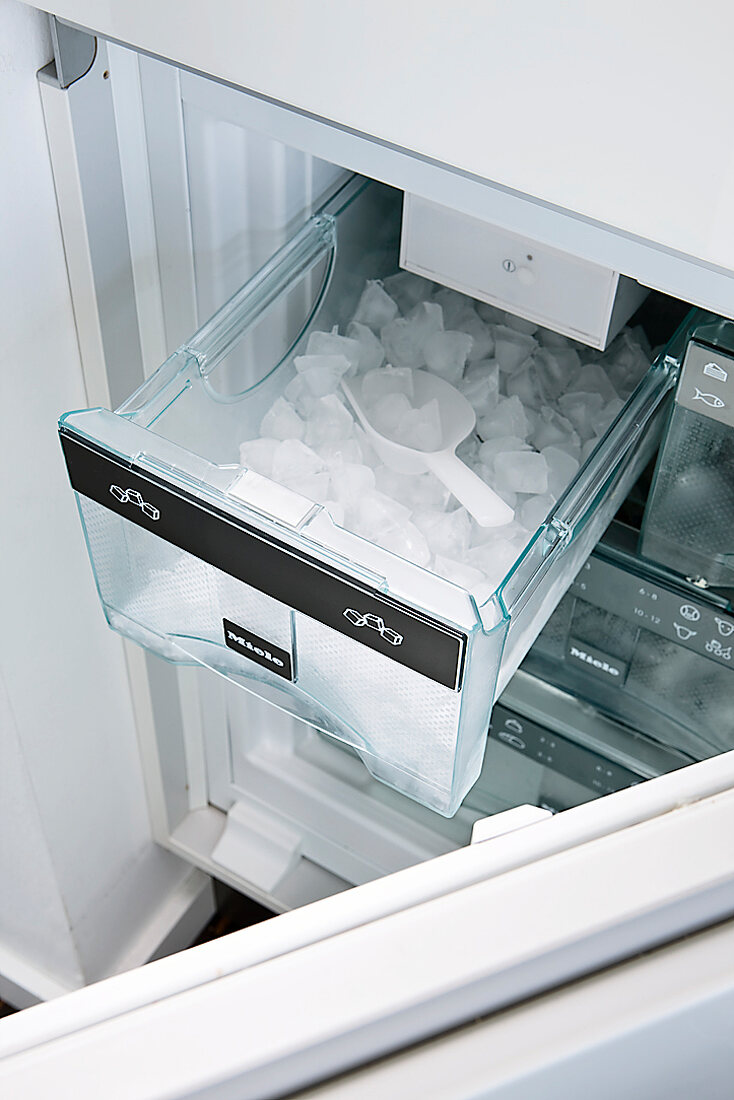 Kühl-Gefrier-Kombination, Eiswürfel 