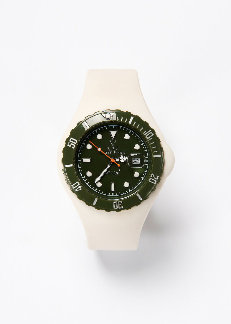 Armbanduhr in Weiß mit Ziffernblatt in Dunkelgrün
