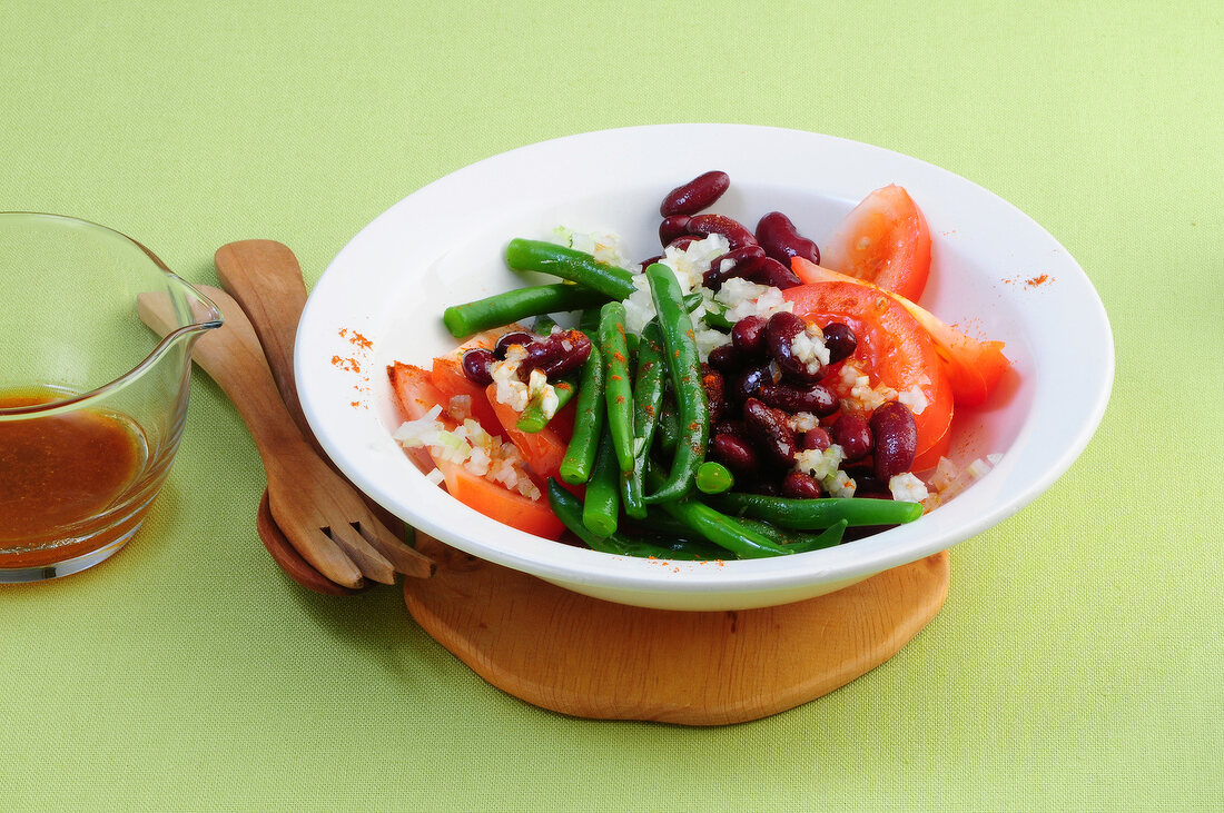 Tomato salad with beans in bowl