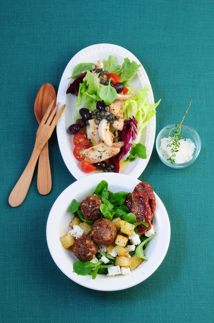 Salate, Bunter Salat mit Hähnc henbrust, Feldsalat, Fleischbällchen