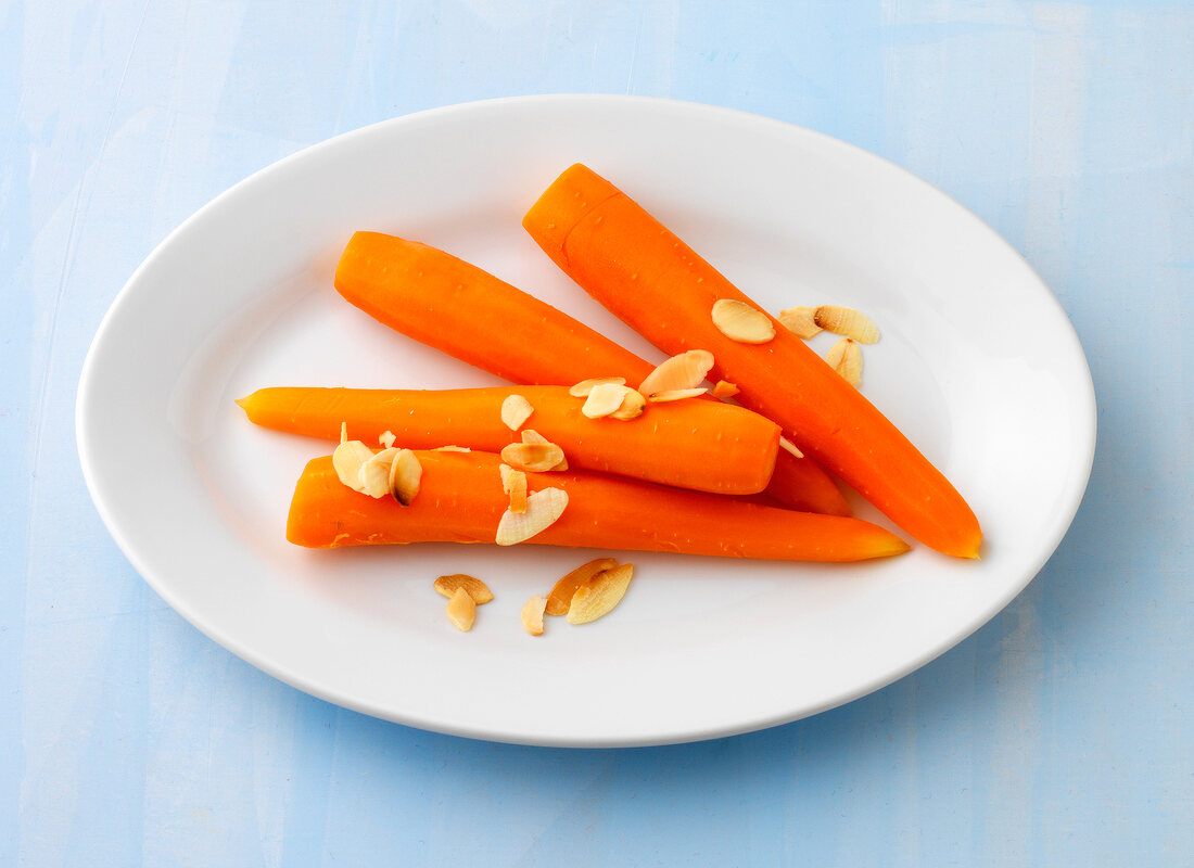 Kochbuch für Kinder, Karottenstifte auf einem Teller