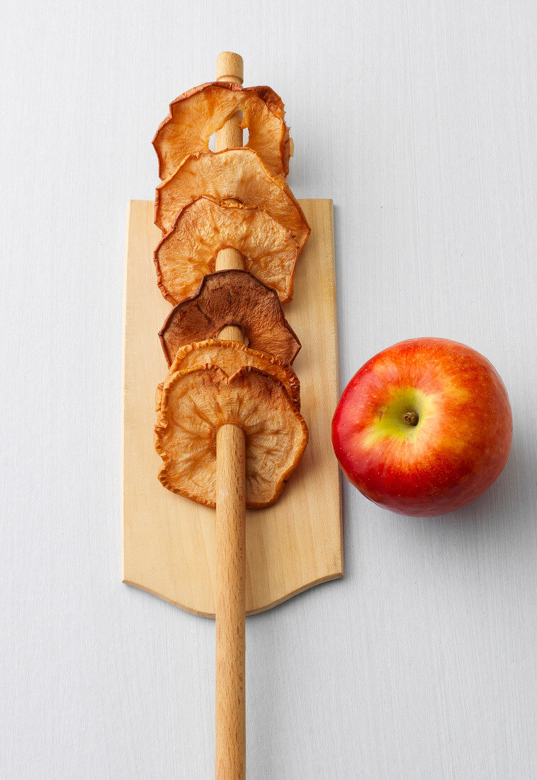 Kochbuch für Kinder, Getrocknete Apfelringe auf Holzstab
