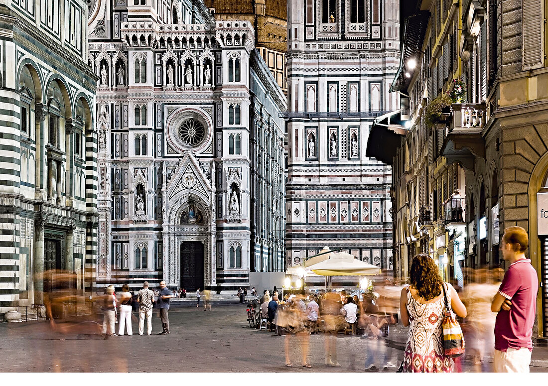 Italien, Florenz, Touristen auf dem Domplatz bei Nacht