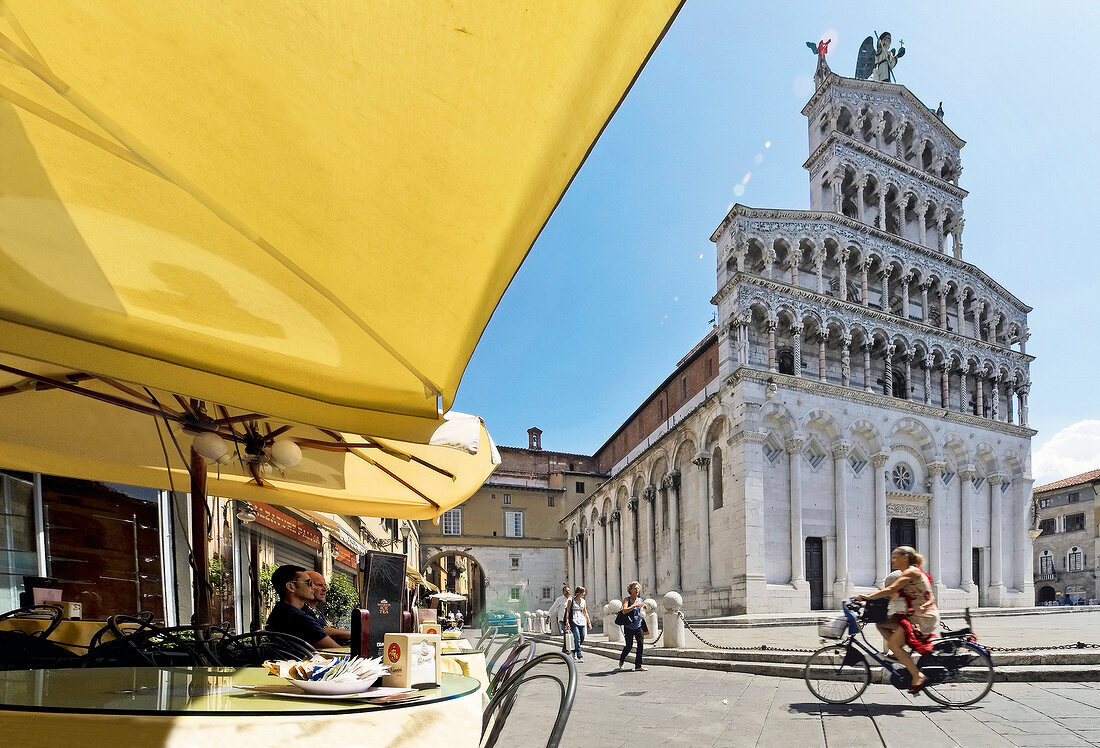 View of cafe beside Chiesa di San Michele in Foro in Lucca, Tuscany, Italy
