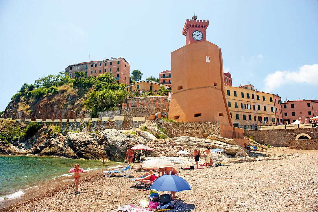 Italien, Elba, der Wachturm von Rio Marina, Strand im Vordergrund