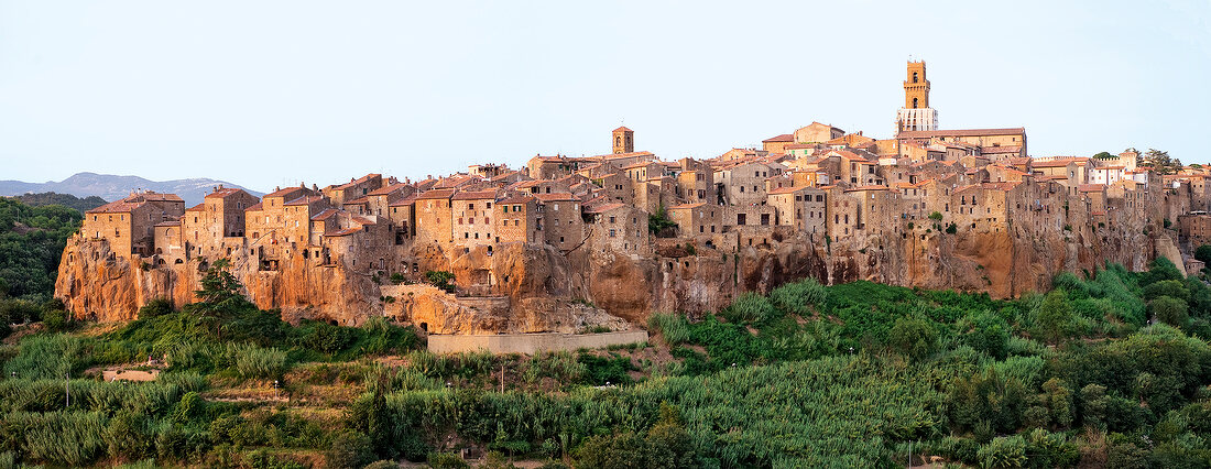 Italien, Toskana, Stadtansicht von Pitigliano auf einem Tuffsteinmassiv