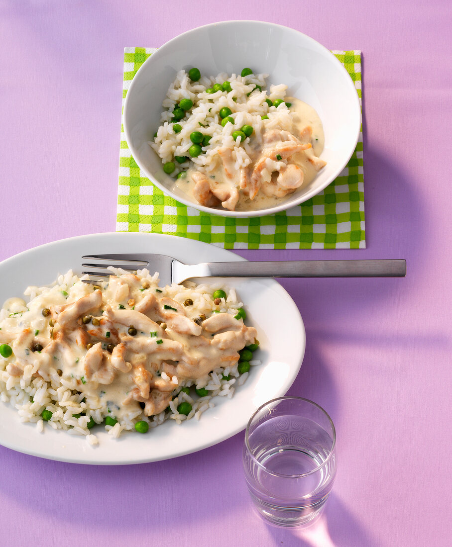 Chicken ragout with rice, green peas and cream