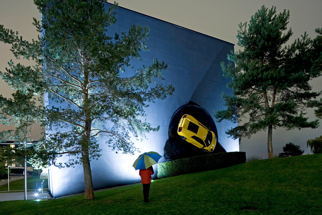Autostadt Wolfsburg: der Lamborghini Pavillon, Besucher mit Regenschirm