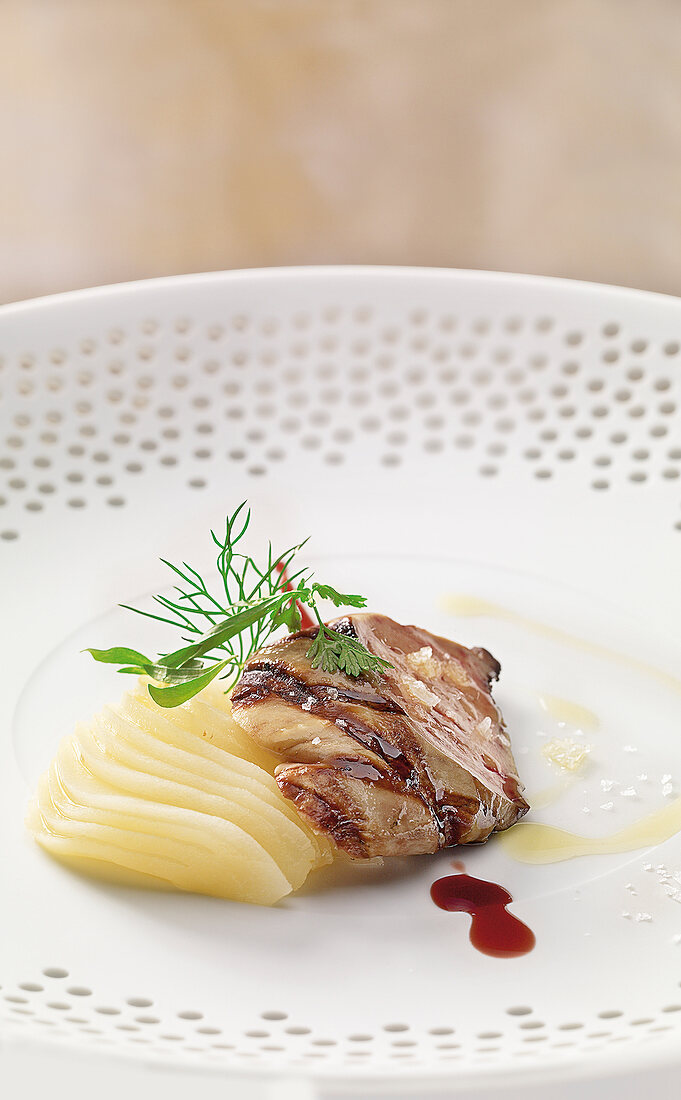 Foie-gras in Salz-Asche-Kruste mit Birnenscheiben servieren