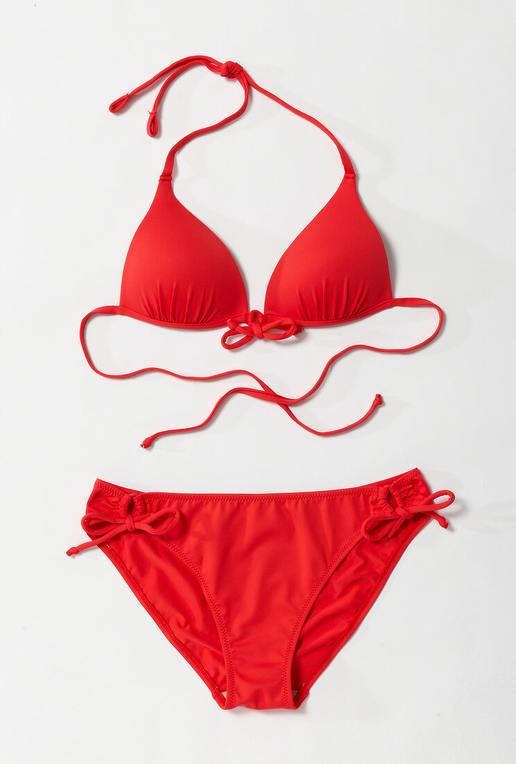 Gronden partij alleen Roter Push-up Bikini mit Bändchen – Bild kaufen – 10236012 ❘ Image  Professionals