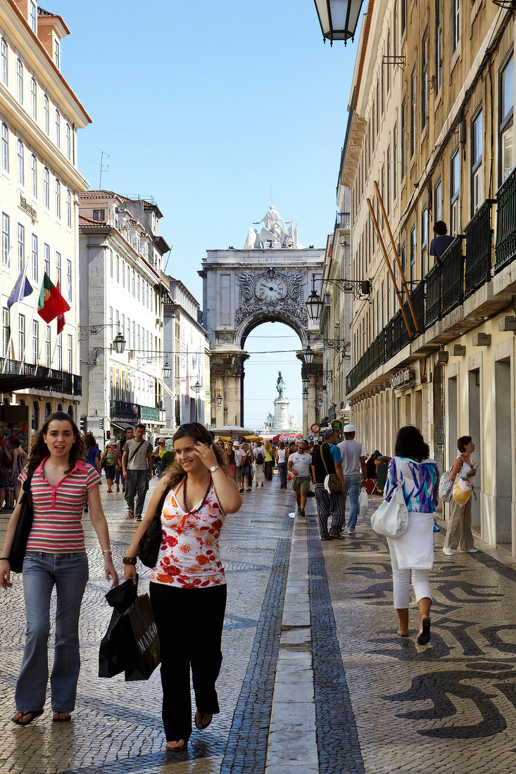 Passanten auf der Rua Augusta, Lissabon, Mosaikpflaster