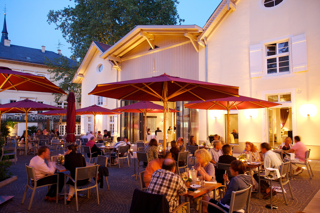 Deutschland, Deidesheim, Terrasse des "Freundstück" abends, Gäste