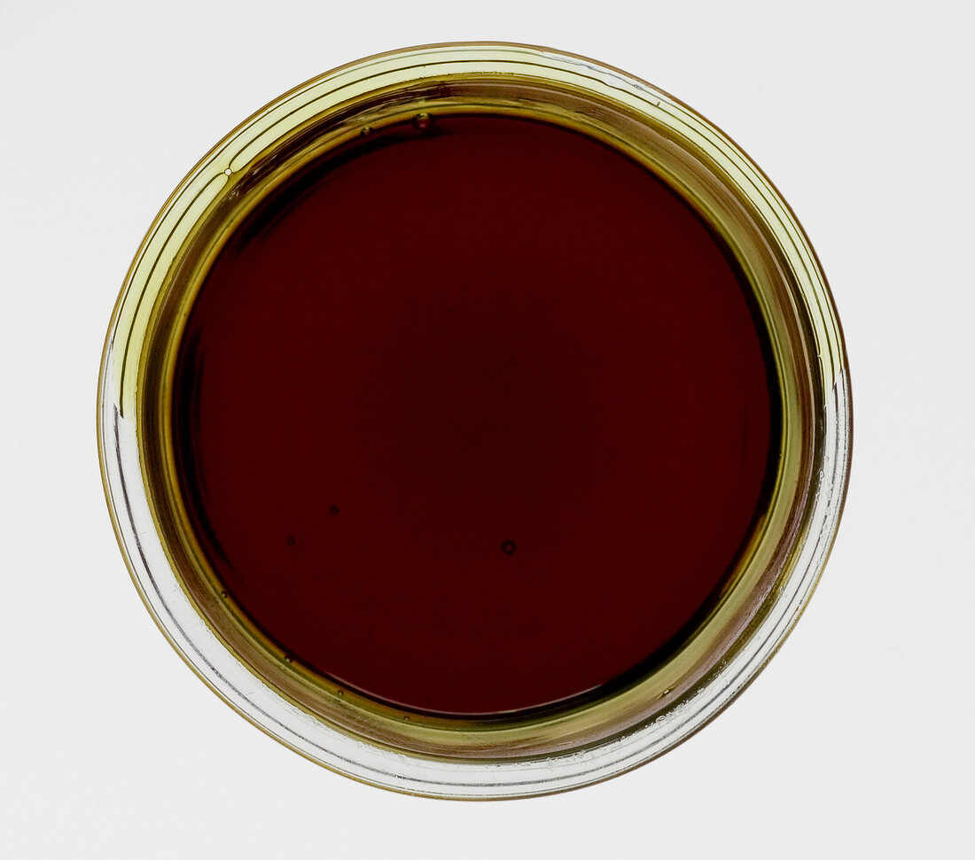Kürbiskernöl in einer Schale, von oben fotografiert