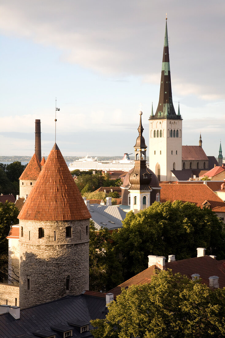 Altstadt von Tallinn, Stadtmauer , Kirchtürme, Hafen