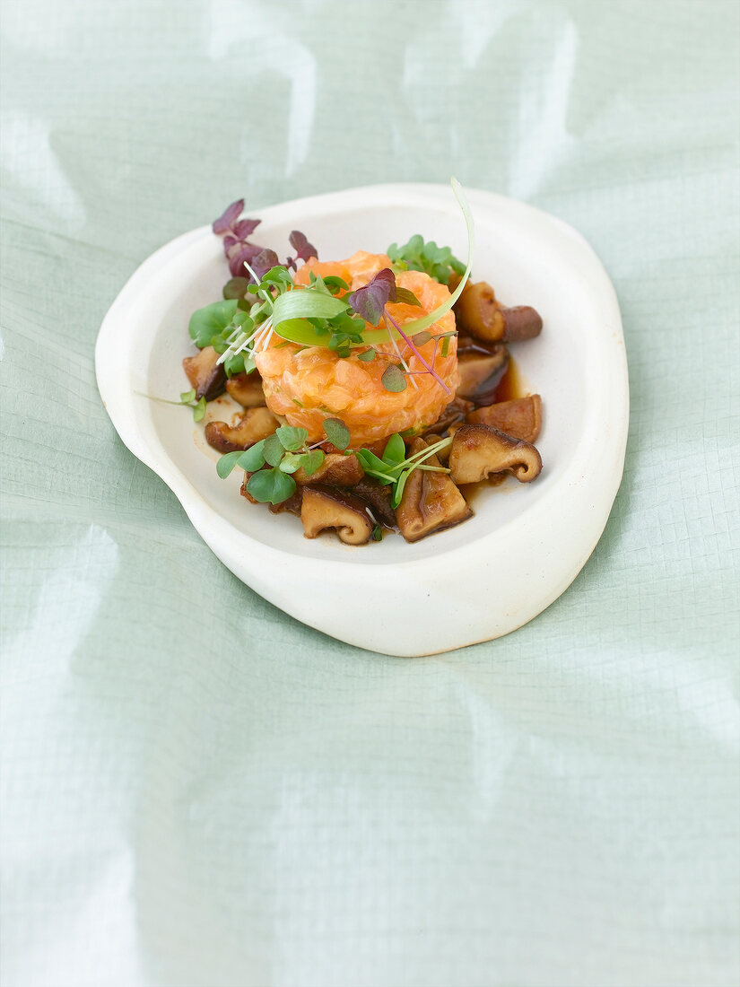 Sweet and sour shiitake mushrooms with salmon tartar in serving dish