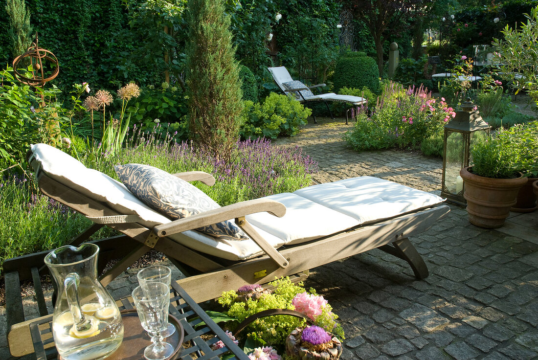 Garten, Sonnenliege, Sitzplatz neben Lavendel und Zypressen