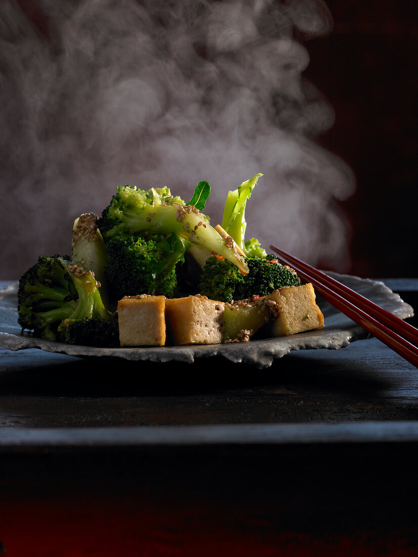 Brokkoli mit Sesamdressing und gebratenem Tofu