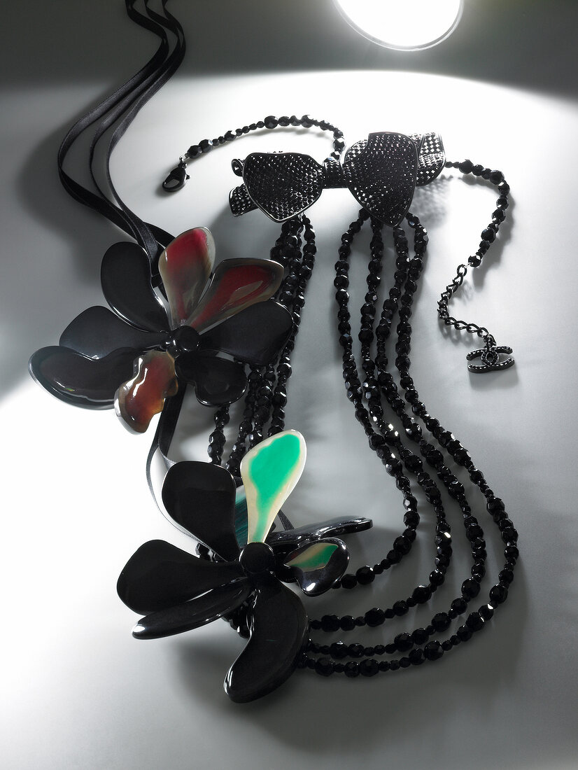 Halskette mit Schleife, Glasperlen und Strass, Kunststoffblüten