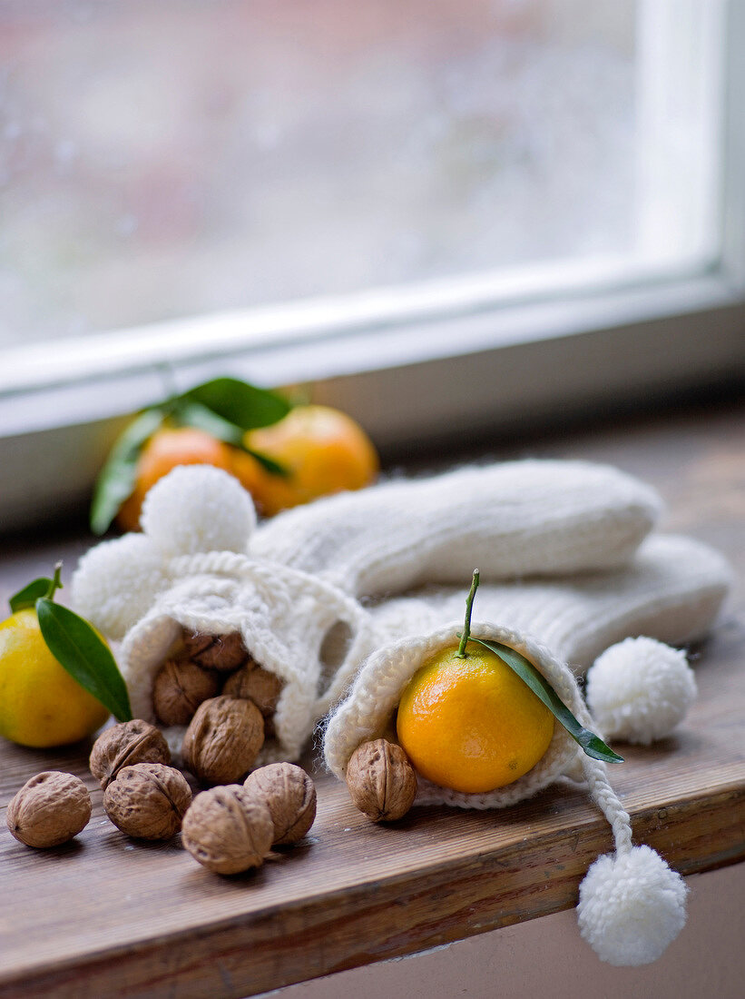 Büfetts, Weihnachtsdeko auf Fensterbank: Wollsocken, Nüsse