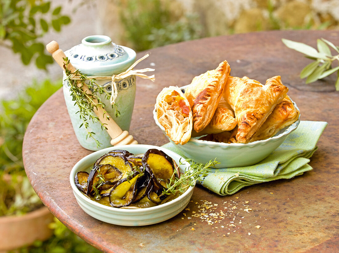 Büfetts, Auberginen, Thymianhonig, Empanadillas mit Thunfisch