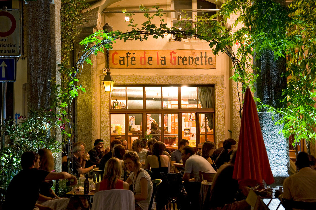 Wallis, Sion, Café de la Grenette, Gäste auf der Terrasse am Abend
