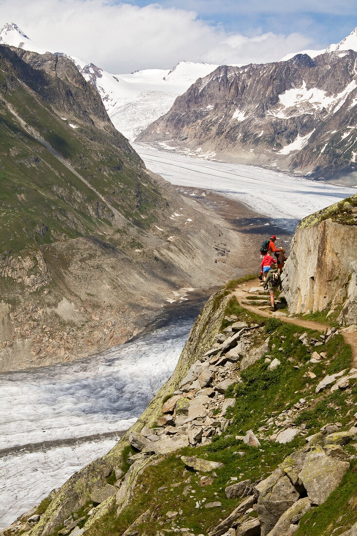 Wallis, Wanderer auf einem Wanderweg in der Nähe des Aletschgletschers