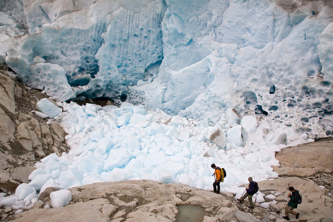 Wallis, Wanderer vor der Eiswand, Aletschgletscher, am Märjelesee